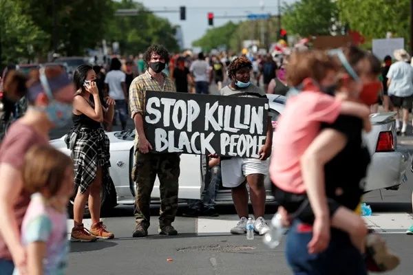 快讯！美国跪杀黑人前警察被捕 面临三级谋杀和误杀控罪-6.jpg