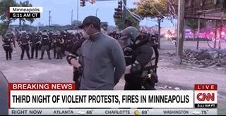 特朗普出动军队镇压暴乱，LV苹果店被抢，CNN被砸，焚烧美国国旗…-11.jpg