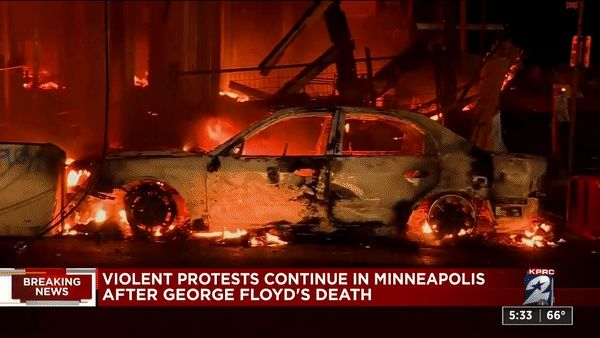 特朗普出动军队镇压暴乱，LV苹果店被抢，CNN被砸，焚烧美国国旗…-35.jpg