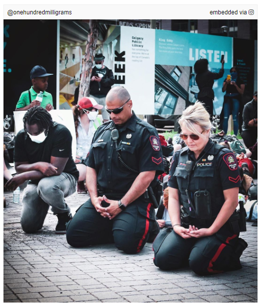 支持抗议者，加拿大警察在游行中双膝跪地！-3.png