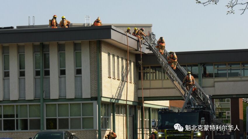 蒙特利尔西岛学校发生大火 数千名学生被迫疏散-1.jpg