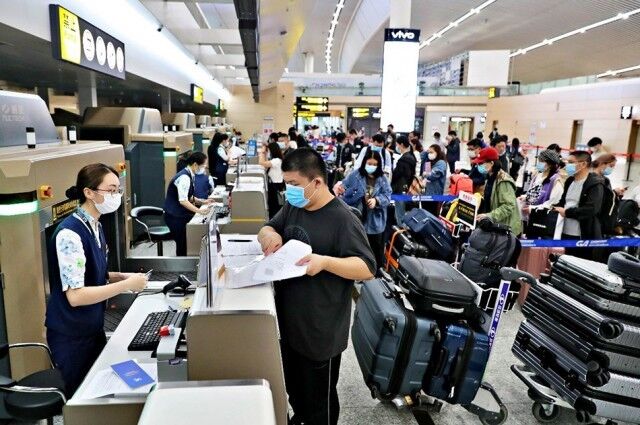 厉害了 2万名中国留学生将包机返英复学-4.jpg