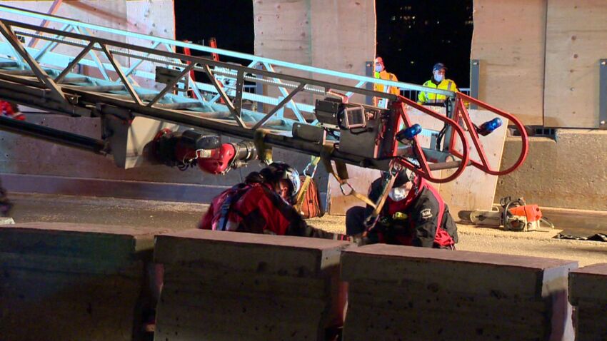 蒙特利尔一名女子深夜掉进大桥工地的洞里 被送往医院-2.jpg