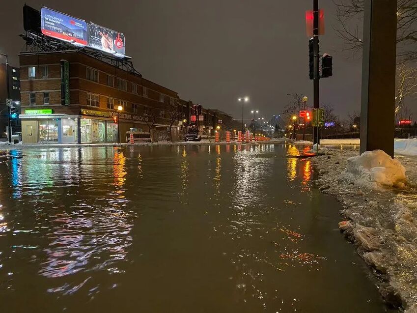 蒙特利尔一条138年历史的水管爆裂​，繁忙街道瞬间被淹-1.jpg