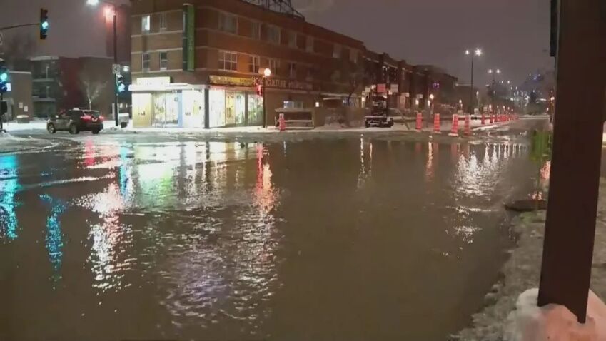 蒙特利尔一条138年历史的水管爆裂​，繁忙街道瞬间被淹-2.jpg
