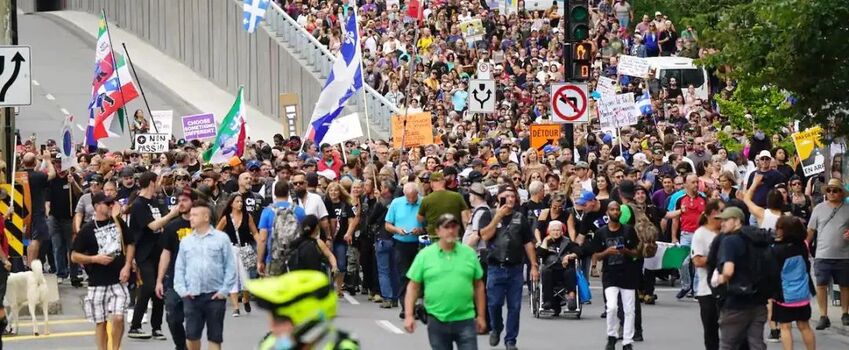 魁省增757例！蒙特利尔市中心数千人抗议卫生防疫措施-1.jpg