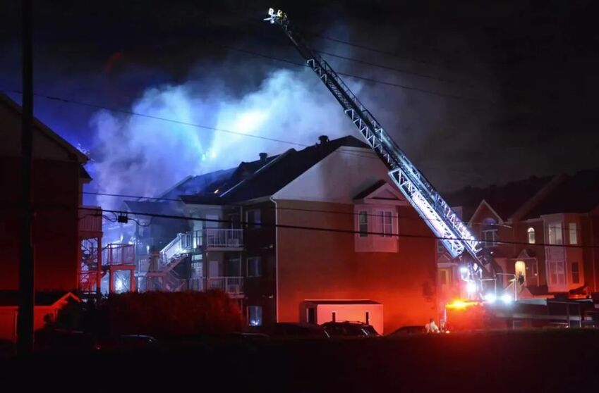 蒙特利尔南岸Brossard一栋公寓大楼 被大火吞噬-1.jpg