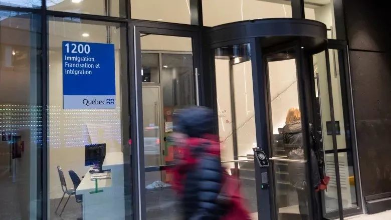 魁省移民部表示，从今天晚上开始办公室的大门为他们敞开-1.jpg