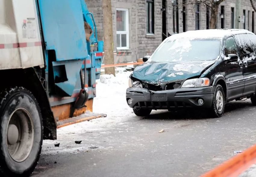 蒙特利尔司机没清除车窗上的冰霜，撞伤垃圾工，或被控罪-2.jpg