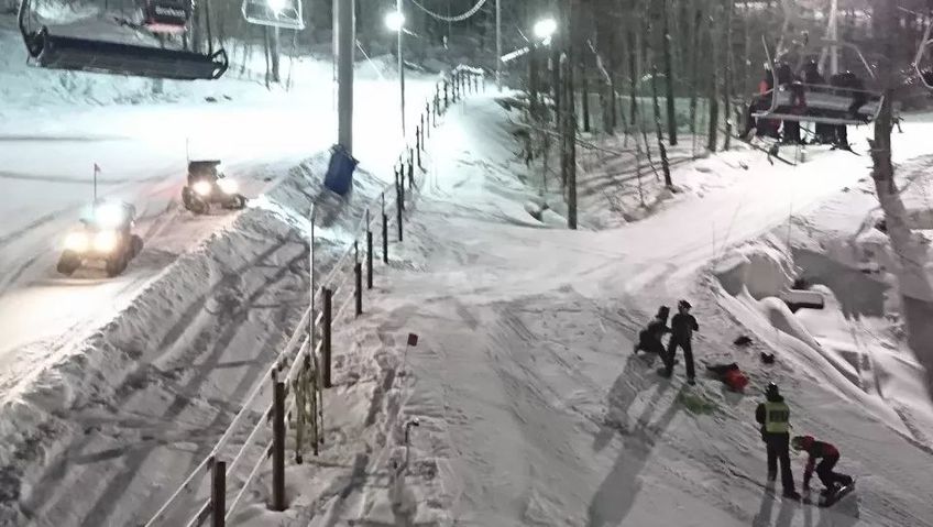 蒙特利尔南部滑雪胜地，200多名滑雪者被困在缆车上数小时-1.jpg