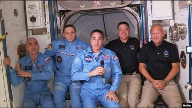 国际空间站机组人员欢迎美国宇航员-1.jpg