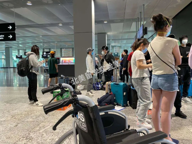 21名留学生滞留苏黎世机场 亮出中国护照 结果..-3.png
