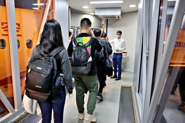厉害了 2万名中国留学生将包机返英复学-6.jpg