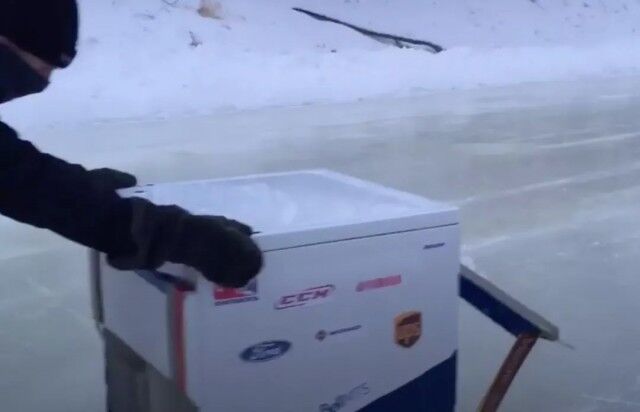 加拿大父子用废弃材料DIY冰面机 一夜走红网络-2.jpg