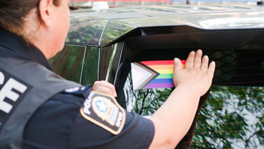 警局升起彩虹旗，蒙特利尔骄傲大游行今年又回来了-2.jpg