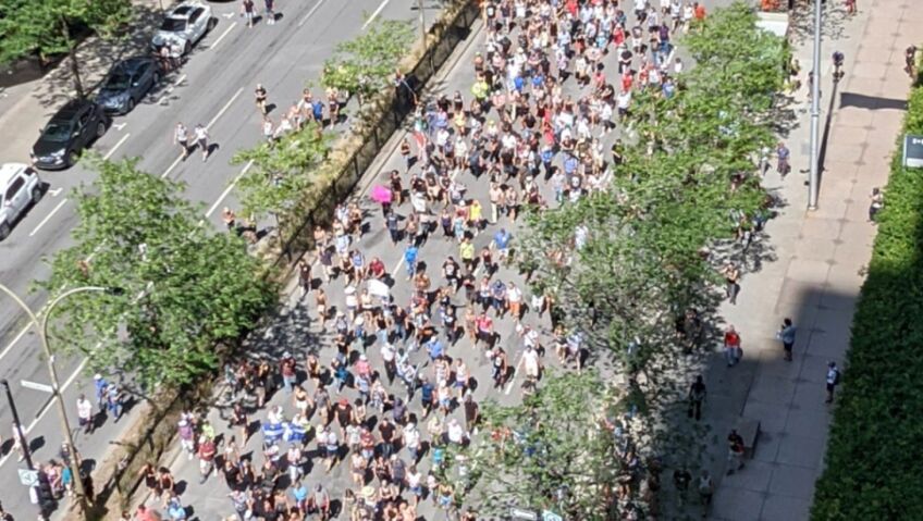 魁省今增433例！蒙特利尔市中心今天数千人游行示威-3.jpg