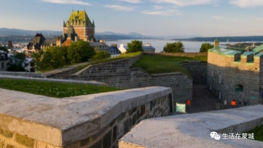 两名年轻男子从魁北克城历史悠久的城堡顶部坠落 严重受伤-1.jpg