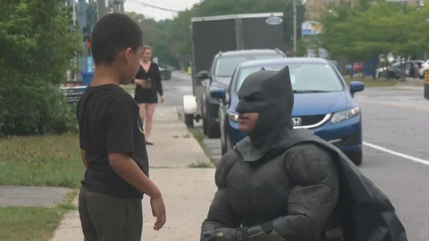 蒙特利尔这位6岁小男孩开学前 幸运的看到了 “蝙蝠侠”-1.jpg