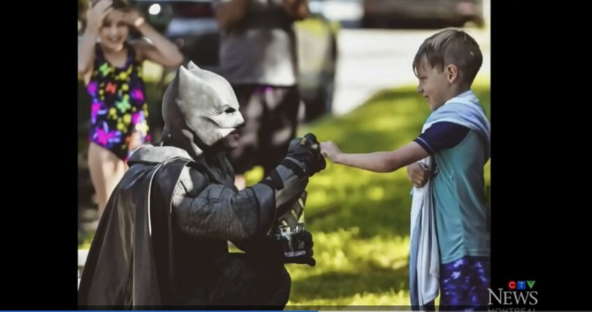 蒙特利尔这位6岁小男孩开学前 幸运的看到了 “蝙蝠侠”-3.jpg