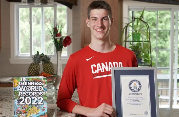 魁省15岁少年身高已达226.9厘米 刚刚获得吉尼斯世界纪录-1.jpg