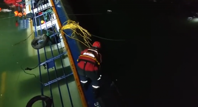贵州客轮侧翻已有35人上岸 搜救仍在进行-3.png