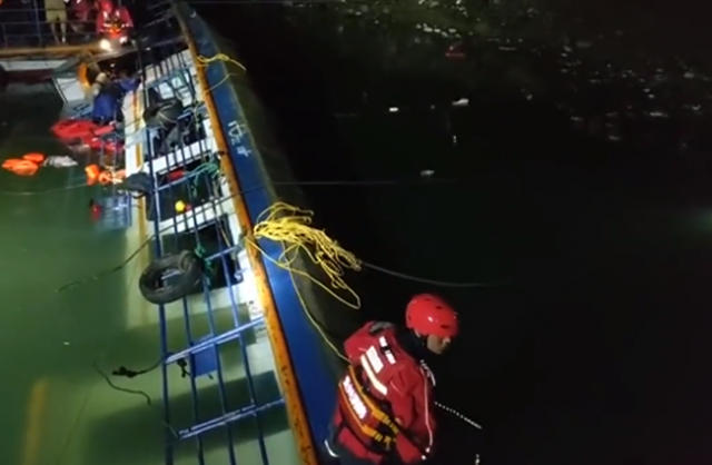 贵州客轮侧翻已有35人上岸 搜救仍在进行-2.png