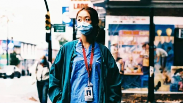 加拿大华裔女护士手撕反疫苗海报被骂回中国去-4.png
