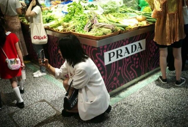 Prada菜场现"买椟还珠" 女子拍完照扔菜-8.jpg