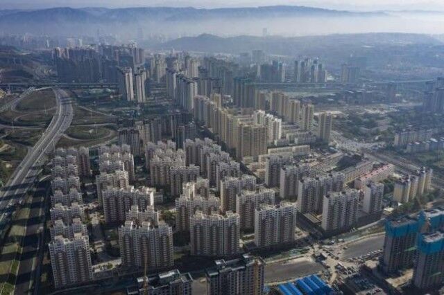 中国房地产开发商背负5万亿美元巨额债务-1.jpg