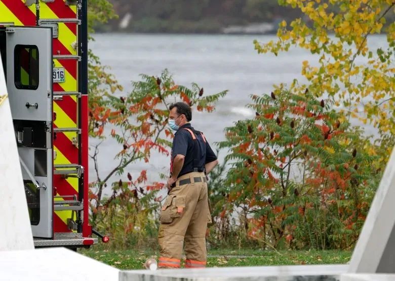 蒙特利尔一名消防员进行救援时不幸身亡，全市降半旗致哀-3.jpg