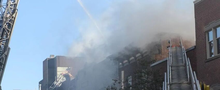 蒙特利尔一栋大楼发生大火 整个市中心浓烟滚滚-1.jpg