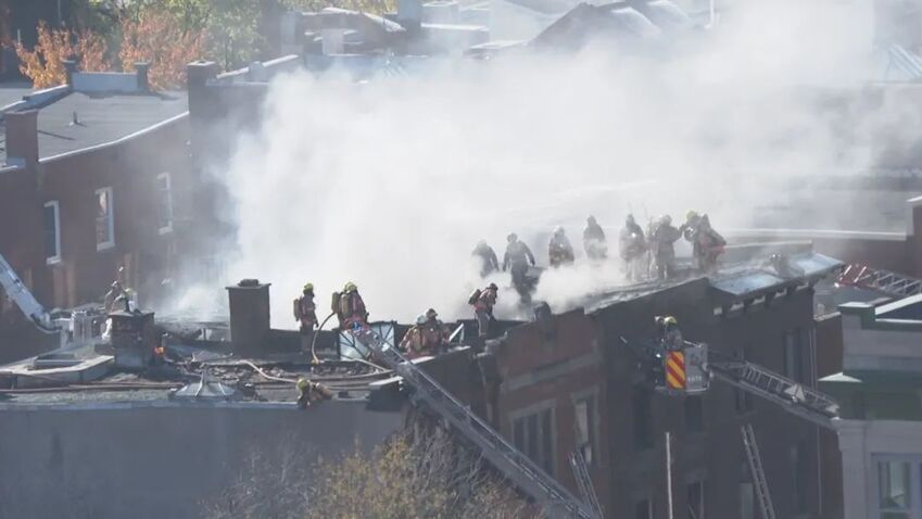 蒙特利尔一栋大楼发生大火 整个市中心浓烟滚滚-4.jpg