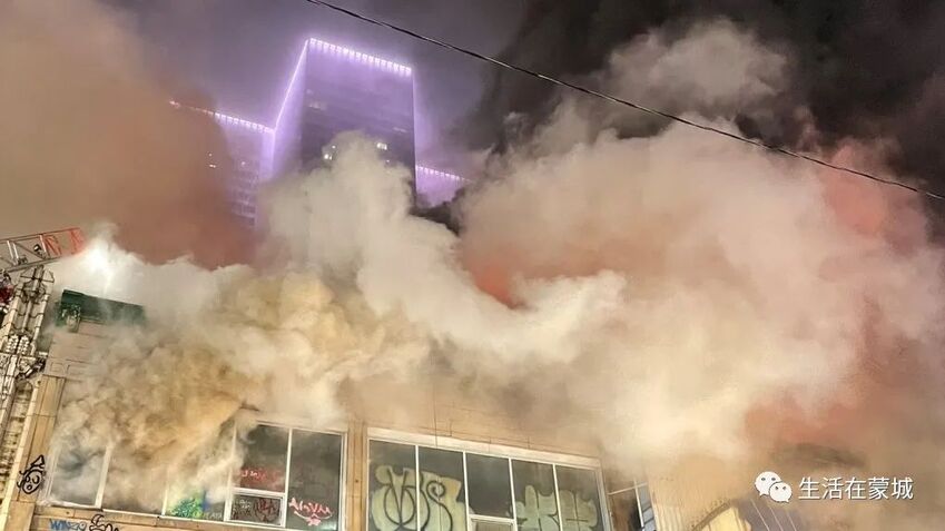 蒙特利尔Ste-Catherine街一栋大楼大火 市中心浓烟滚滚-1.jpg