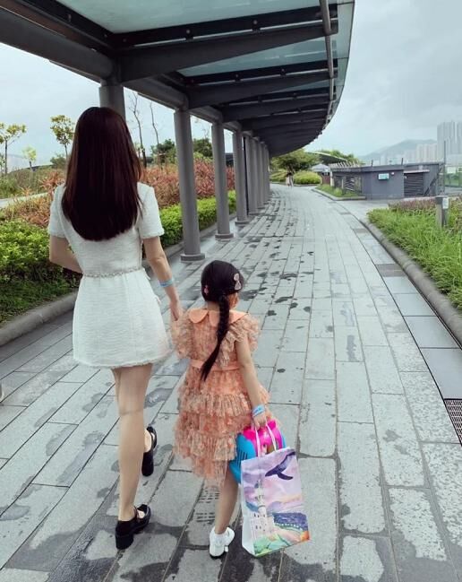 方媛带俩女儿参加聚会 姐妹穿公主裙软萌可爱-2.jpg