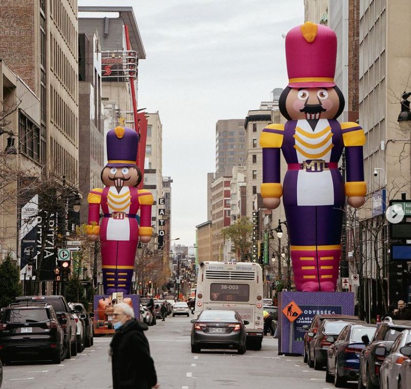 蒙特利尔市中心进入节日圣诞模式，两座巨大充气雕像回归-2.jpg