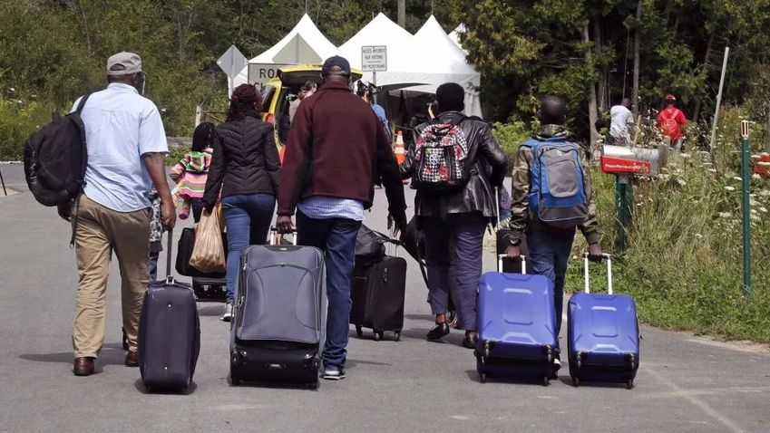 魁省小镇过境点重新开放 将迎来更多难民-1.jpg