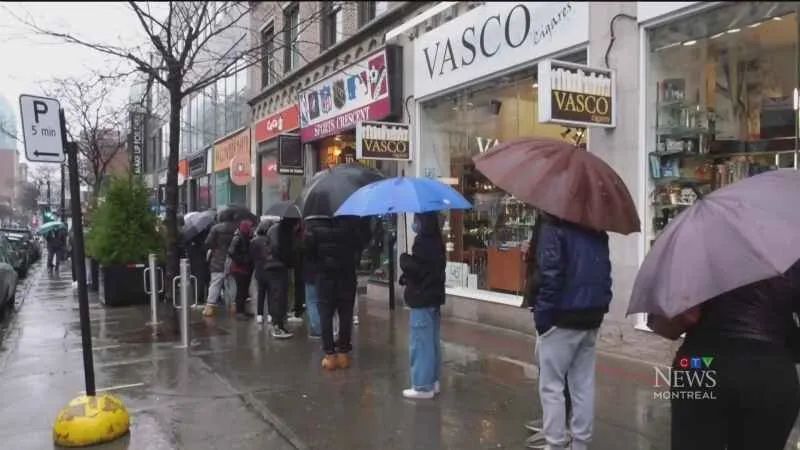 黑五 蒙特利尔下着雨雪 购物狂人们仍在商店外排了一整晚...-1.jpg