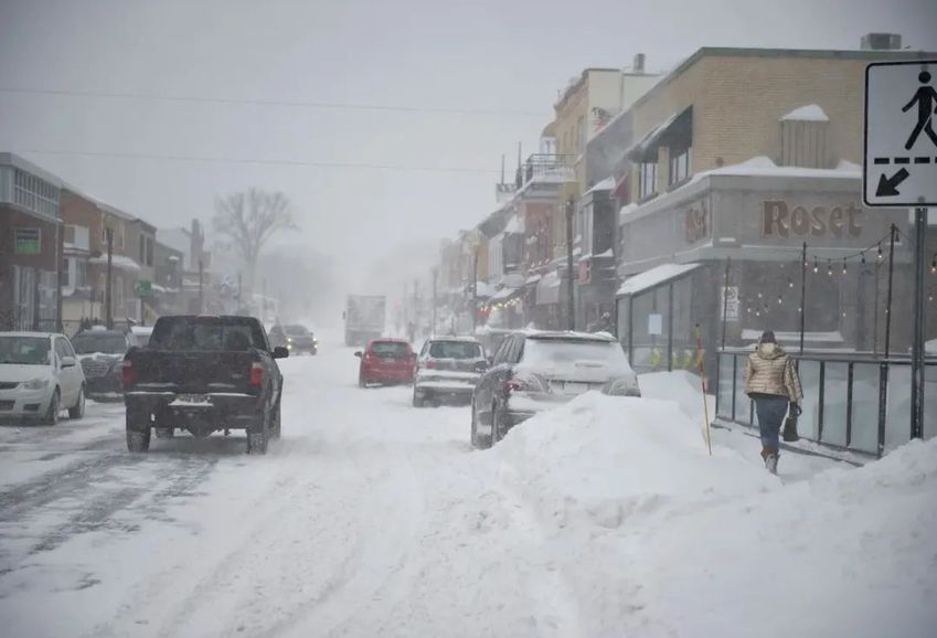 今冬第一场暴风雪袭击魁省 许多学校停课关闭-1.jpg