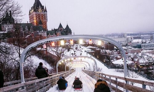 魁北克百年传统的冬季户外娱乐活动——巨型雪橇滑梯开放