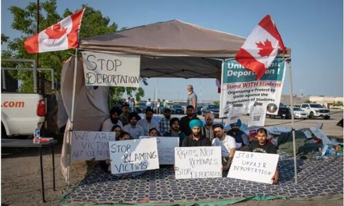16名留学生在加边境局CBSA扎营 抗议驱逐出境