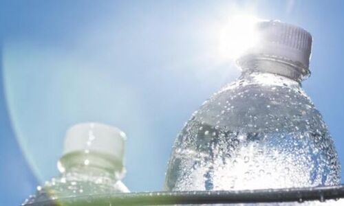 权威研究：一公升瓶装水含二十四万粒纳米塑微粒