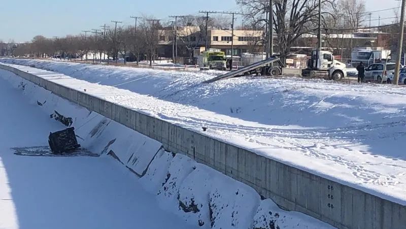 蒙特利尔LaSalle区发生致命车祸，汽车冲进河中 一名女子当场死亡 ...