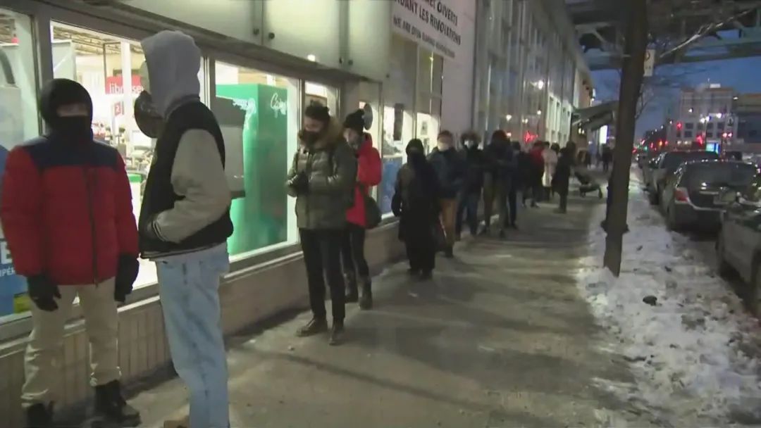 连续两天关门 蒙特利尔商店外顾客排起长队