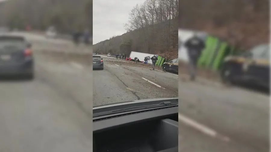 突发！蒙特利尔开往纽约的旅游大巴侧翻 已致1人死亡 数人受伤 ... ...