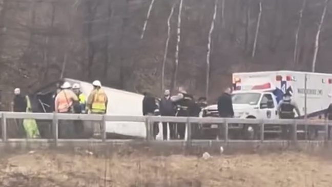 突发！蒙特利尔开往纽约的旅游大巴侧翻 已致1人死亡 数人受伤 ... ...