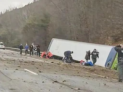 突发！蒙特利尔开往纽约的旅游大巴侧翻 已致1人死亡 数人受伤 ... ...