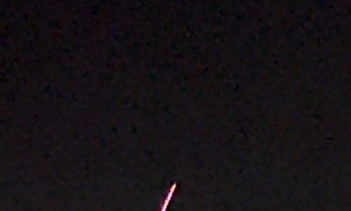 神秘光束突现蒙特利尔夜空 很多人目睹惊叹，网友猜测外星人来了... ...