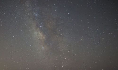 神秘光束突现蒙特利尔夜空 很多人目睹惊叹，网友猜测外星人来了... ...