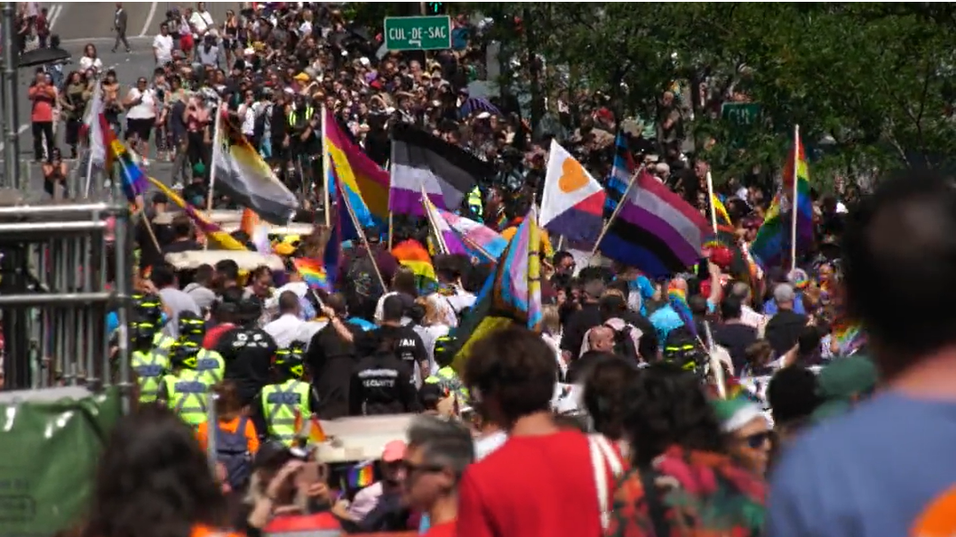 蒙特利尔市中心今天五颜六色 热闹非凡！Village抗议游行 星巴克窗户被砸 两人被捕 ... ...