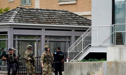 国庆游行重大枪击案，枪手向人群扫射，已造成6死数十伤，嫌犯被捕 ...